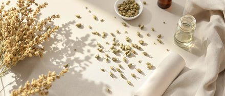 Getrocknete Hanfblüten mit Glasfläschchen und Leinentuch – CBD Blüten Herkunft
