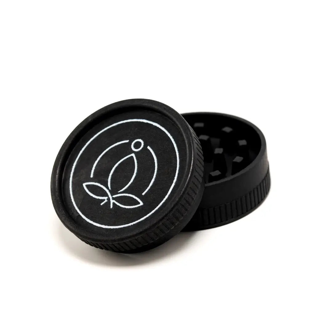 Eine Cannabis Mühle aufgeklappt