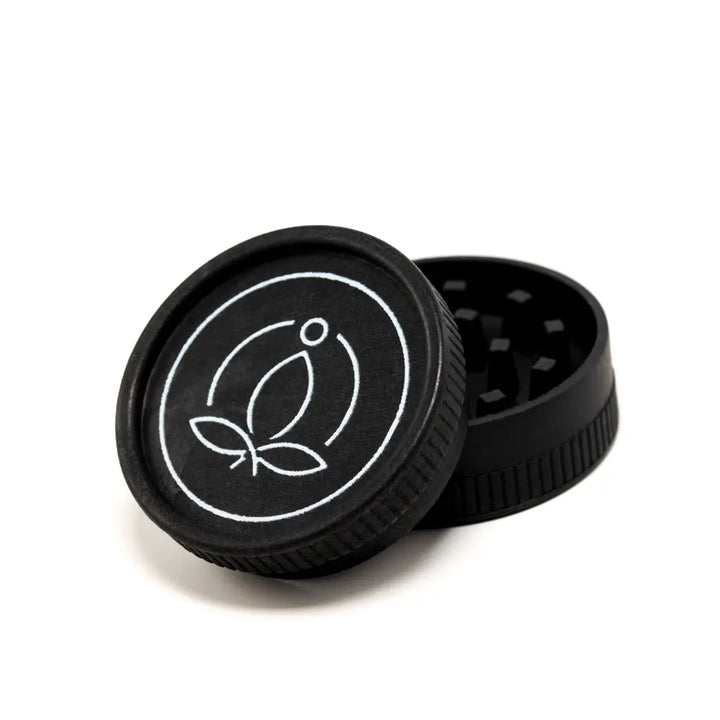 Eine Cannabis Mühle aufgeklappt